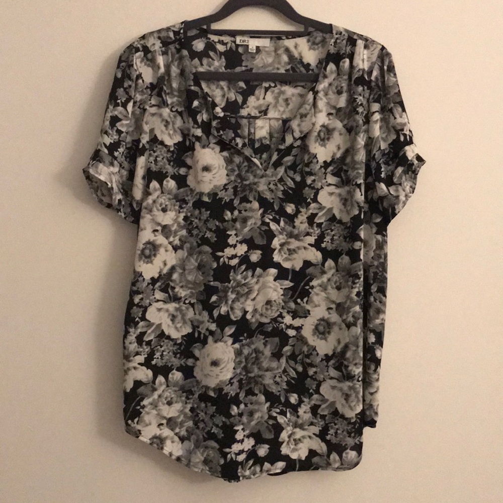 Like new Daniel Rainn floral black/white blouse